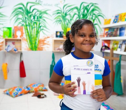 Imagem do post Escola de Caraíva ganha biblioteca com 500 livros e mural artístico