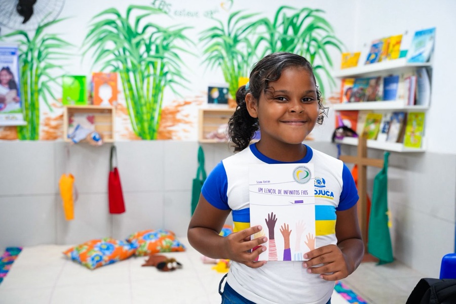 Escola de Caraíva ganha biblioteca com 500 livros e mural artístico