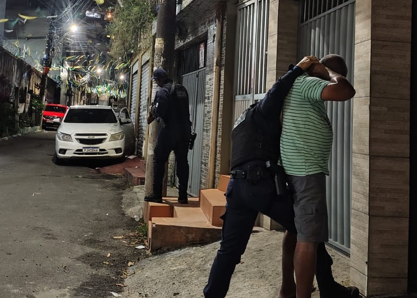 Homem é preso após importunar sexualmente passageira dentro de ônibus