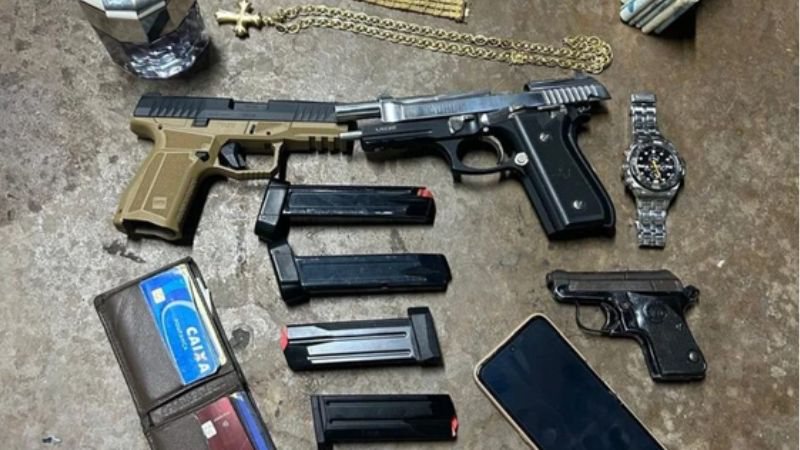 Homem que fingiu a ser policial volta a ser preso com armas e carro roubado na Graça