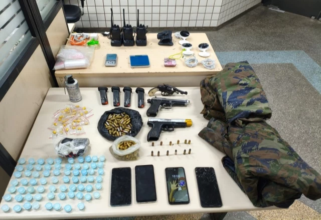 PM apreende granada, pistolas e munições em acampamento de suspeitos em Lauro de Freitas