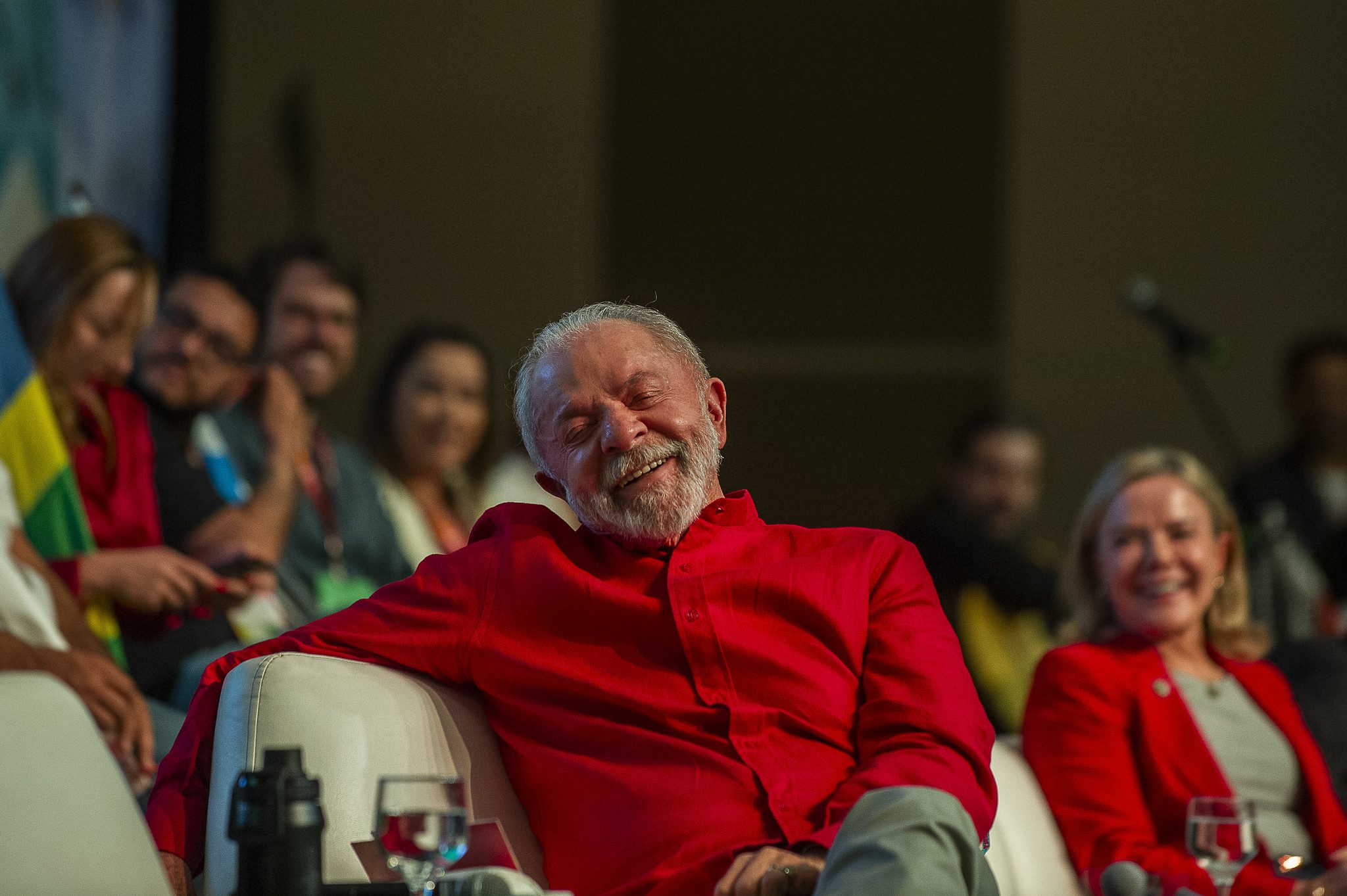 Pesquisa mostra Lula abrindo vantagem sobre Flávio Bolsonaro em disputa presidencial