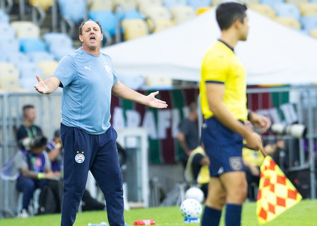 Rogério Ceni detona arbitragem após derrota do Bahia: “você vem aqui para ser otário”