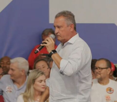 Imagem do post Rui Costa critica Flávio Bolsonaro e o acusa de prejudicar o Brasil por interesses eleitorais