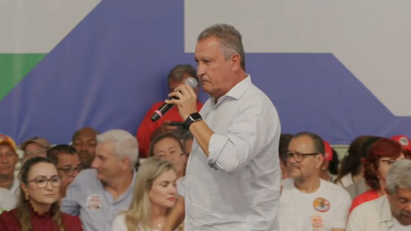 Rui Costa critica Flávio Bolsonaro e o acusa de prejudicar o Brasil por interesses eleitorais
