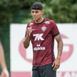 Zé Vitor tranquiliza torcida após deixar campo e destaca reforços argentinos do Vitória