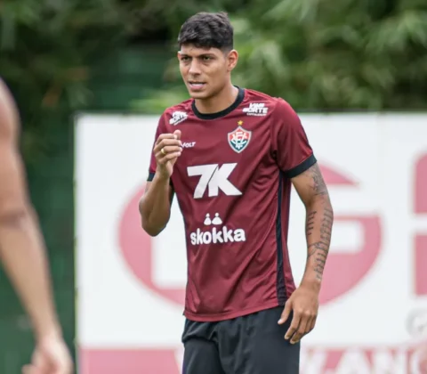 Imagem do post Zé Vitor tranquiliza torcida após deixar campo e destaca reforços argentinos do Vitória
