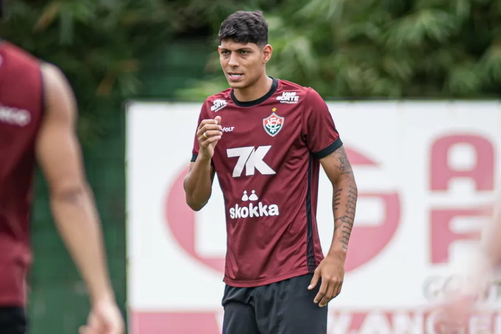 Zé Vitor tranquiliza torcida após deixar campo e destaca reforços argentinos do Vitória