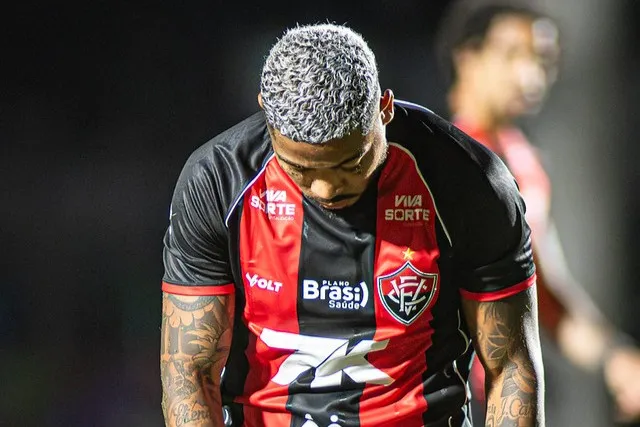 Marinho acende alerta após derrota no Ba-Vi e admite preocupação do Vitória com o Z-4