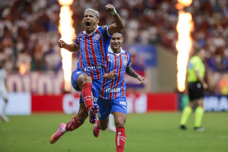 Bahia vira sobre o Internacional em jogo de cinco gols e entra no G-5 do Brasileirão