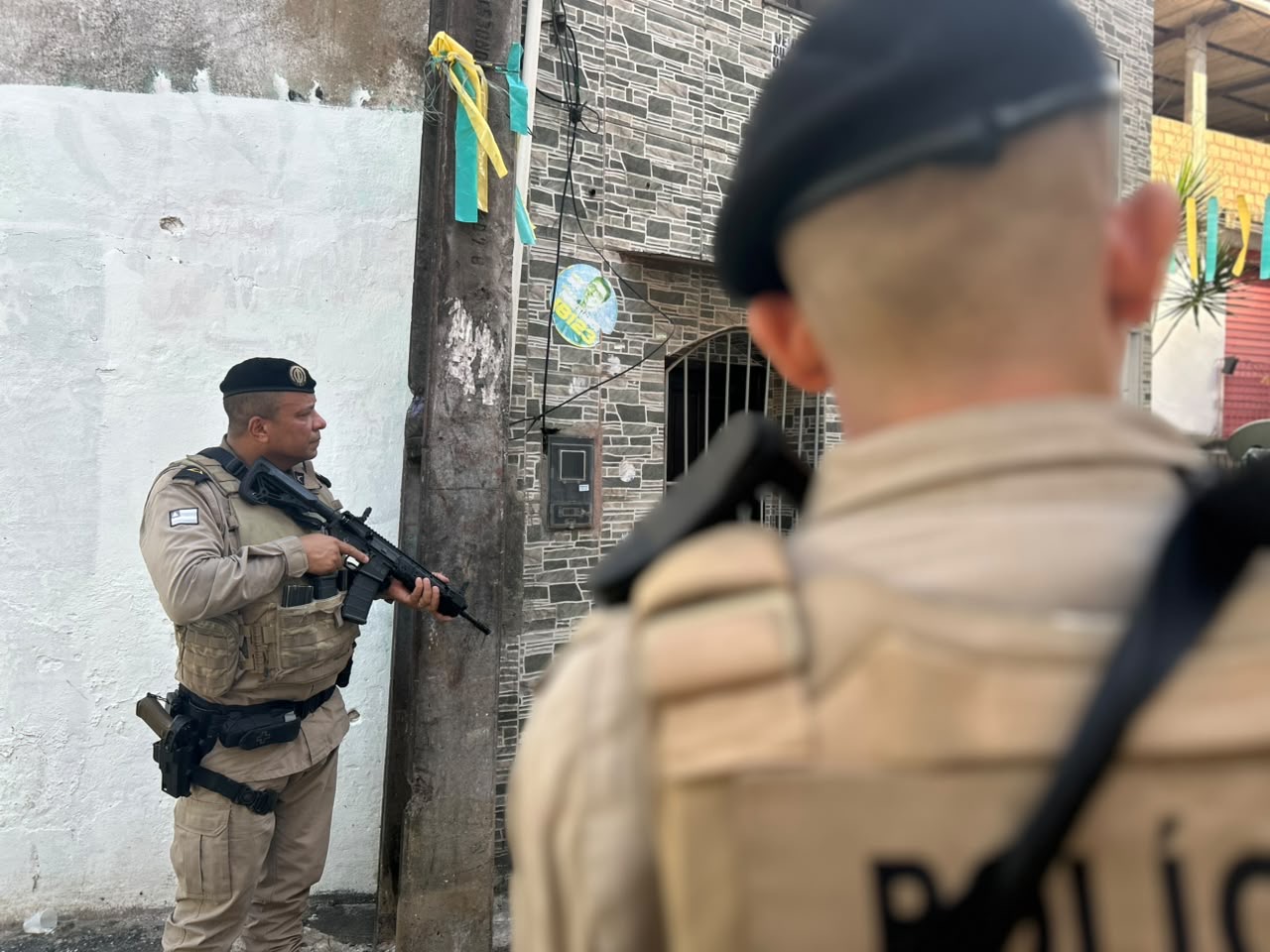 Baque no CV: PM mira facção no Nordeste de Amaralina e apreende, armas, munições e dinheiro