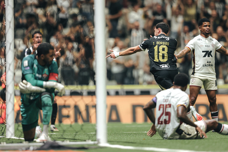 Vitória perde para o Atlético-MG, amplia jejum fora de casa e liga alerta no Brasileirão