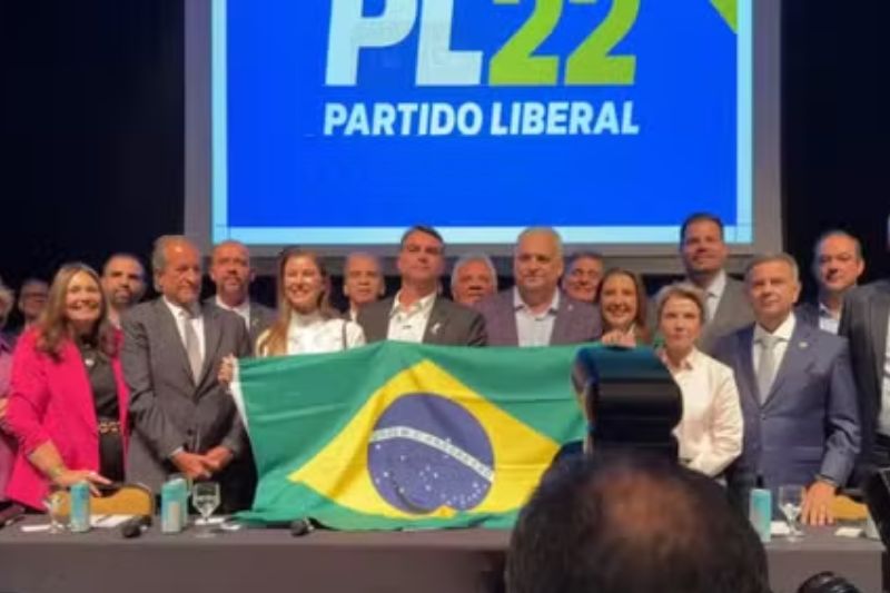 Flávio Bolsonaro anuncia Alfredo Gaspar como vice em chapa à Presidência