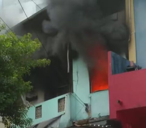 Imagem do post Incêndio de grandes proporções atinge casa na Avenida Garibaldi