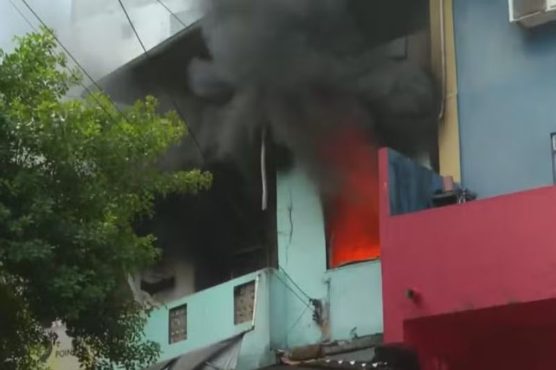 Incêndio de grandes proporções atinge casa na Avenida Garibaldi