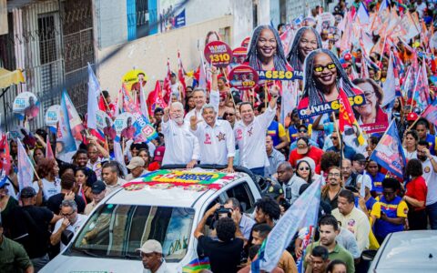 Imagem do post Jerônimo mostra força do Time de Lula em Salvador com caminhada lotada no Bairro da Paz