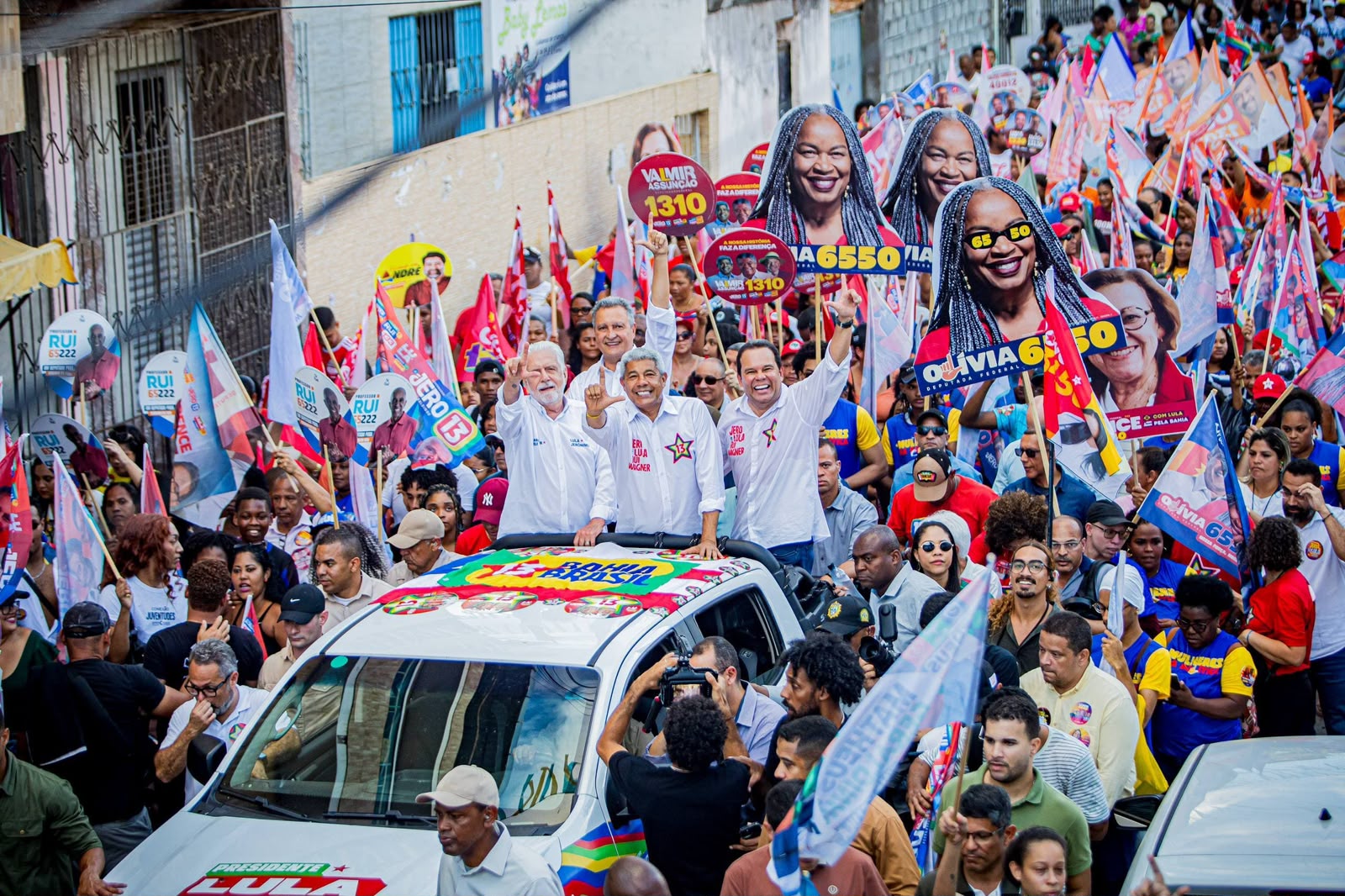 Jerônimo mostra força do Time de Lula em Salvador com caminhada lotada no Bairro da Paz