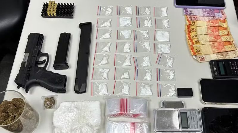Suspeito de tráfico tenta subornar policiais para escapar da prisão em Feira de Santana