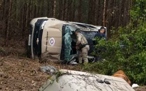 Imagem do post Viatura da PM capota durante patrulhamento e deixa policial ferido