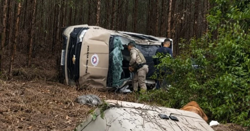 Viatura da PM capota durante patrulhamento e deixa policial ferido