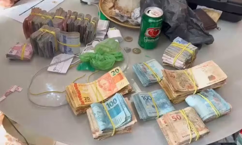 Polícia deflagra operação contra tráfico de drogas e apreende R$ 57 mil em dinheiro e