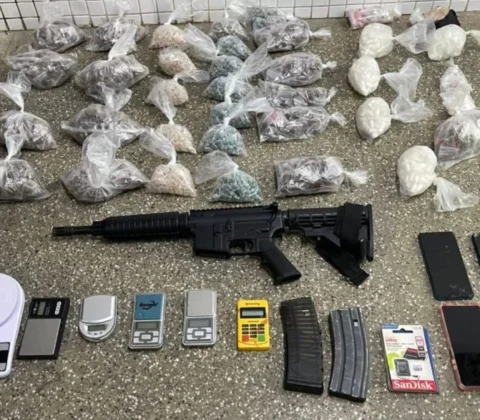 Imagem do post Arenoso: Polícia apreende fuzil e uma grande quantidade de drogas