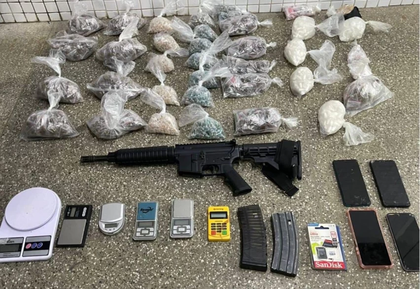 Arenoso: Polícia apreende fuzil e uma grande quantidade de drogas