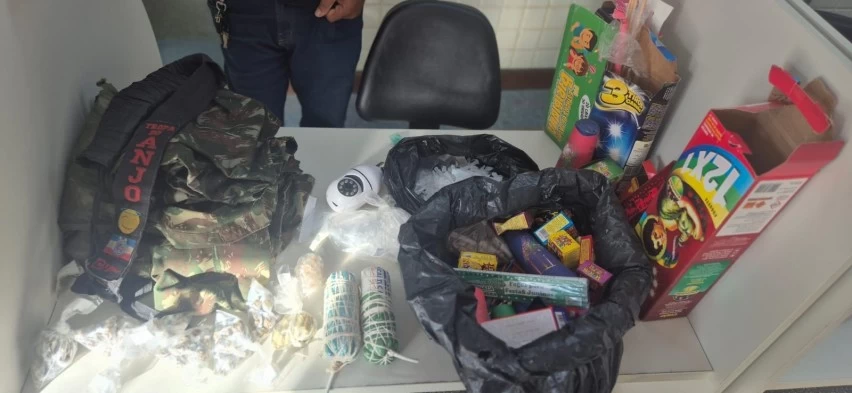 PM apreende drogas, munições e bombas durante operação contra grupo ligado ao CV no Lobato