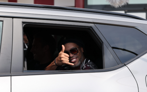 Imagem do post Aposentadoria interrompida: Ronaldinho volta a jogar futebol aos 46 anos