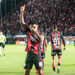 Vitória vence o Botafogo, quebra jejuns no Barradão e ganha fôlego antes do Ba-Vi