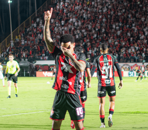 Imagem do post Vitória vence o Botafogo, quebra jejuns no Barradão e ganha fôlego antes do Ba-Vi