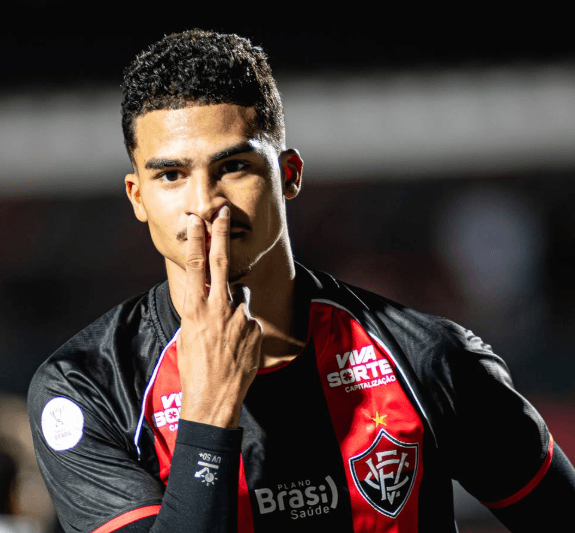Vitória atropela o Athletico-PR e avança às quartas da Copa do Brasil