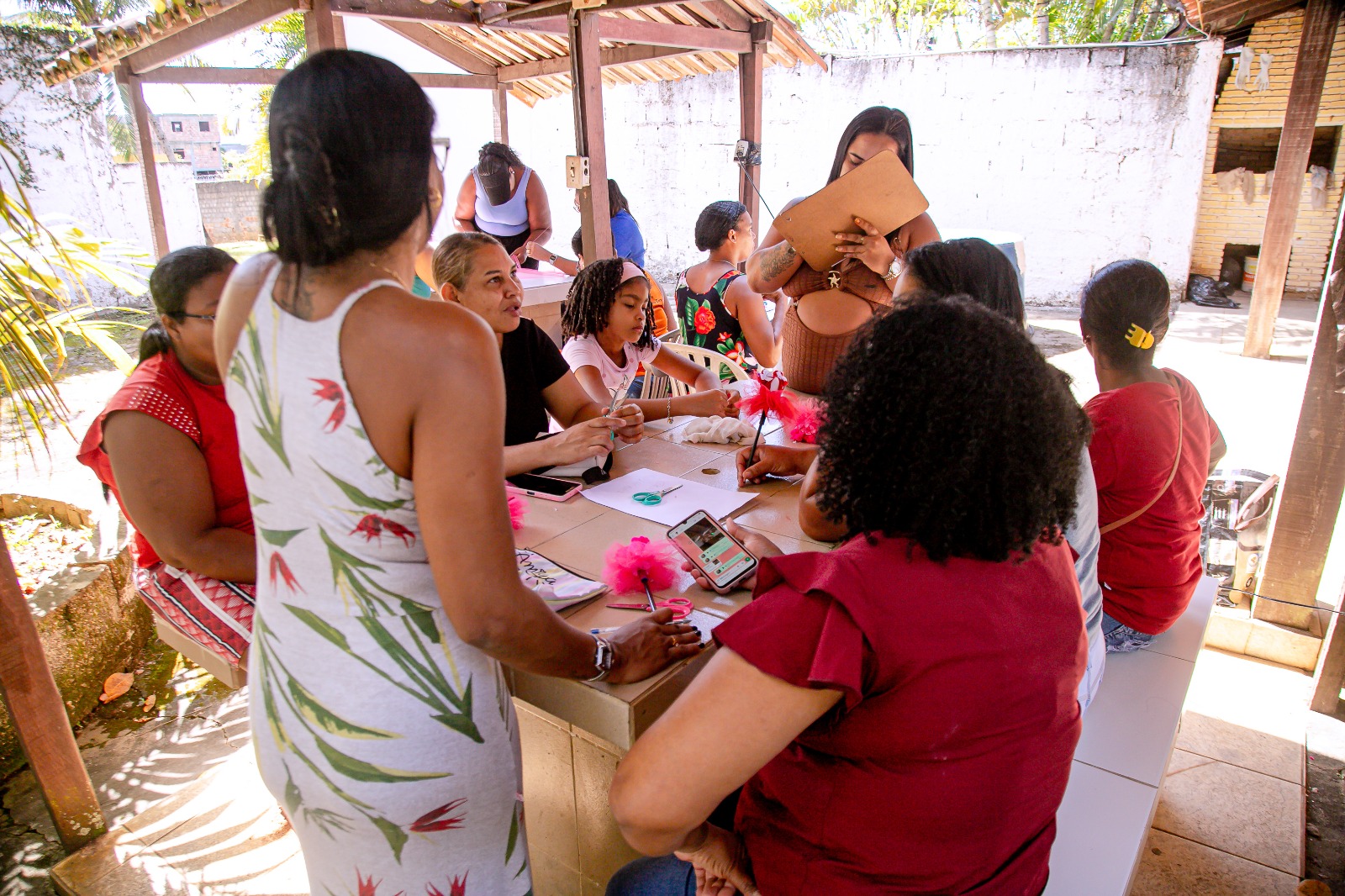 Oficina de artesanato fortalece autonomia feminina em Lauro de Freitas