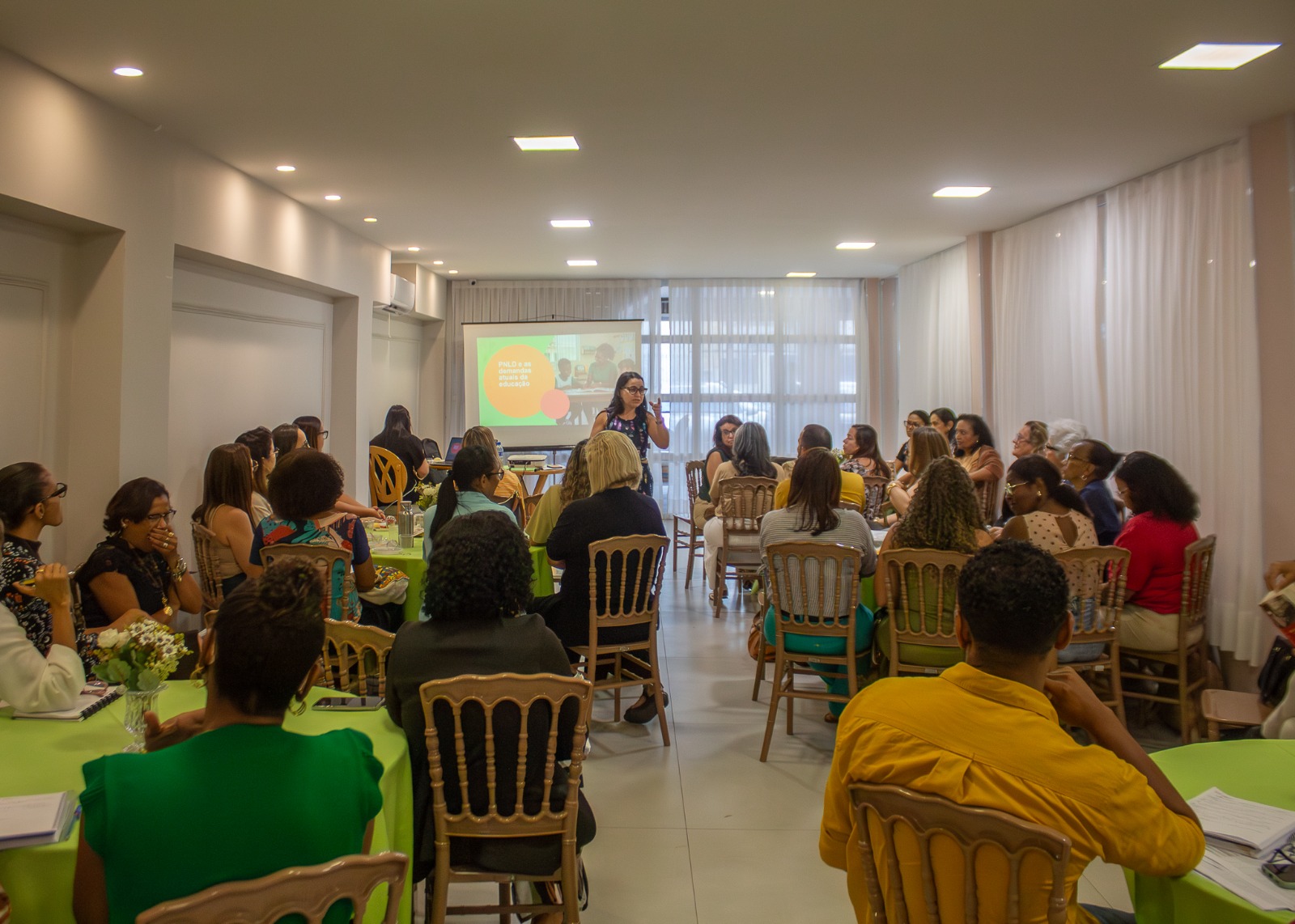 Lauro de Freitas inicia capacitação para escolha dos livros didáticos do PNLD 2027