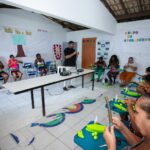 CRAS de Portão promove oficina de flores artesanais para mulheres em Lauro de Freitas