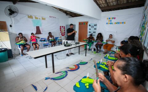 Imagem do post CRAS de Portão promove oficina de flores artesanais para mulheres em Lauro de Freitas