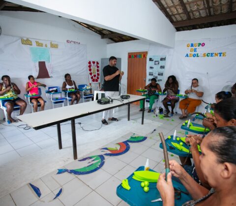 Imagem do post CRAS de Portão promove oficina de flores artesanais para mulheres em Lauro de Freitas