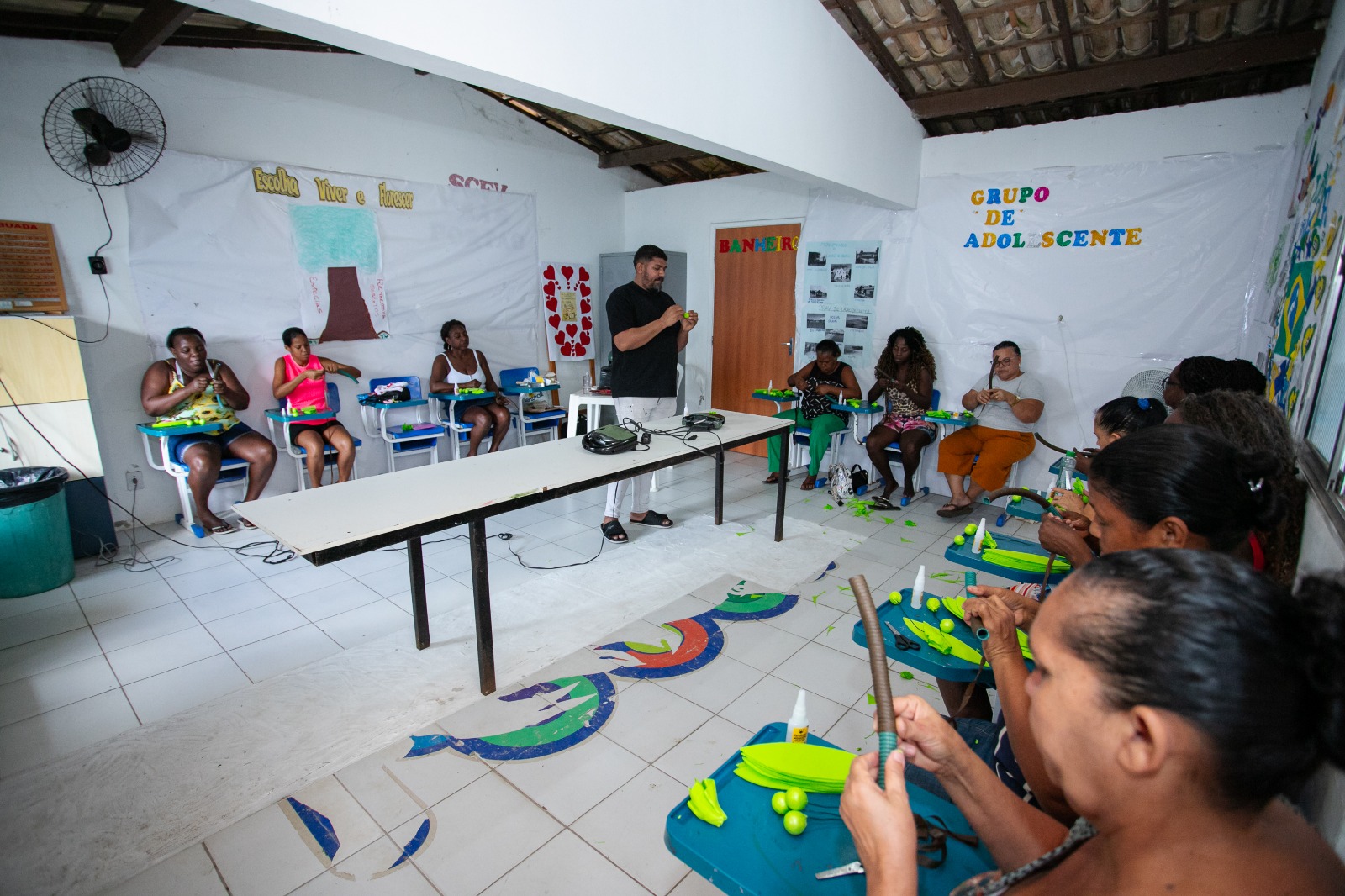 CRAS de Portão promove oficina de flores artesanais para mulheres em Lauro de Freitas
