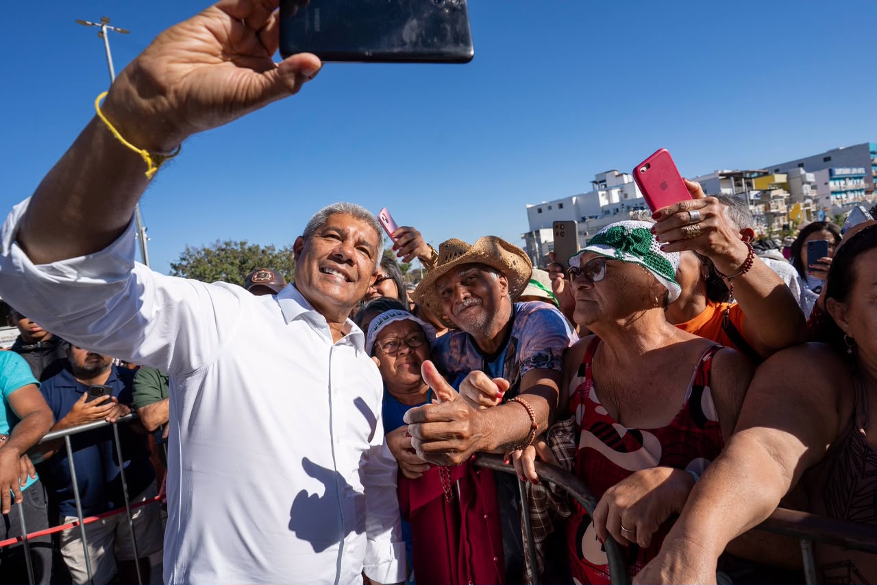 “Vim aqui agradecer e pedir que Deus continue abençoando todos nós para que possamos cuidar do povo”, diz Jerônimo em Bom Jesus da Lapa