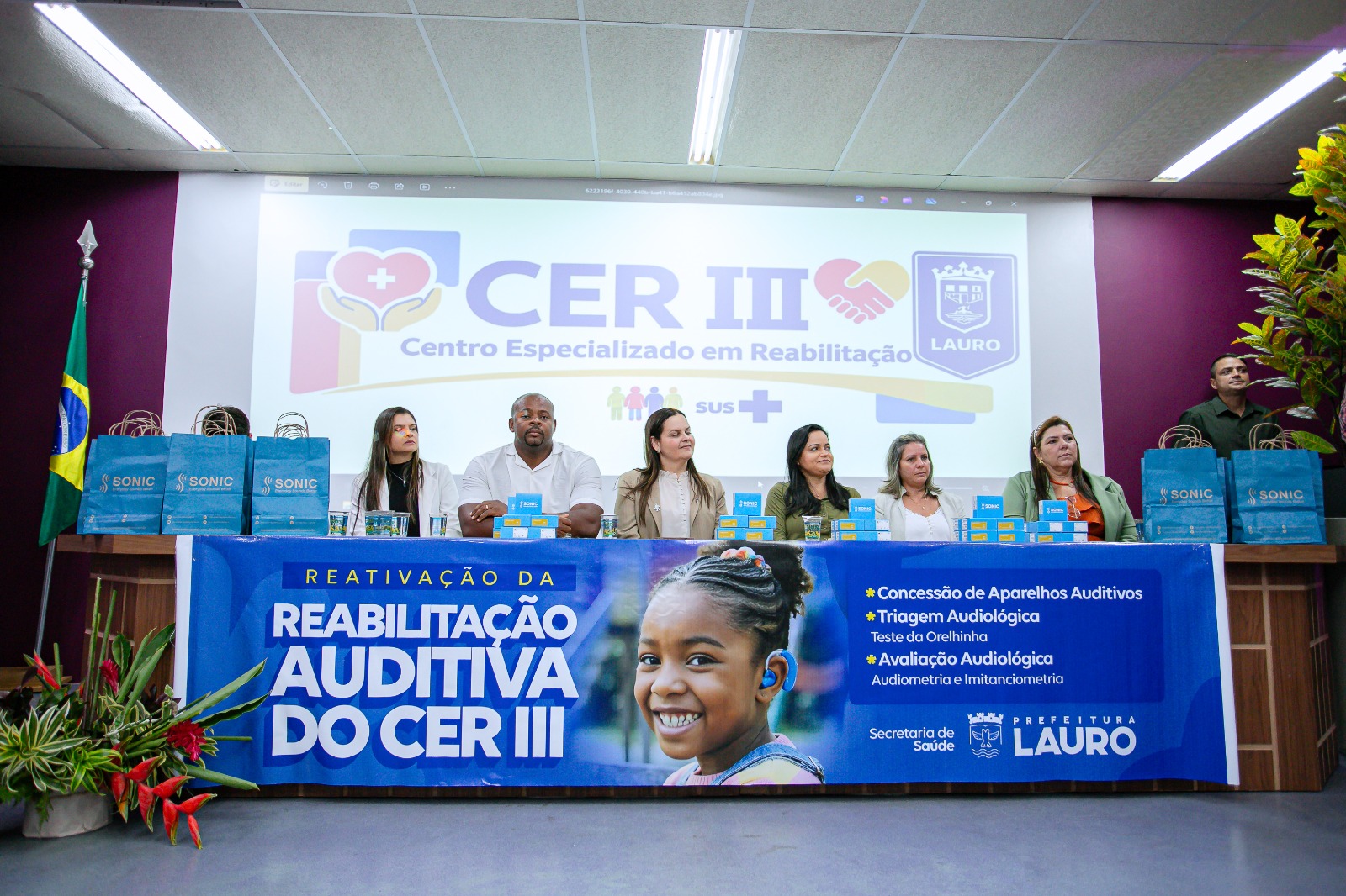 Lauro de Freitas amplia serviços de reabilitação com novos equipamentos, 416 aparelhos auditivos e Van adaptada