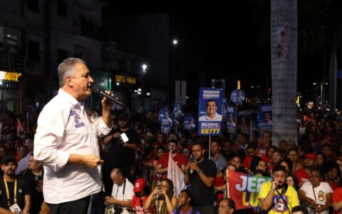 Imagem do post Rui Costa dispara contra Flávio Bolsonaro em Irecê: “Não tem currículo, tem ficha corrida”