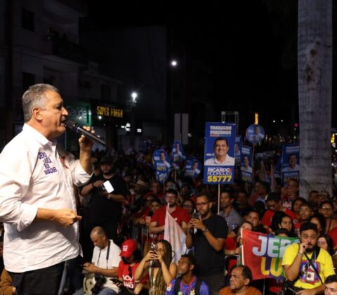 Imagem do post Rui Costa dispara contra Flávio Bolsonaro em Irecê: “Não tem currículo, tem ficha corrida”