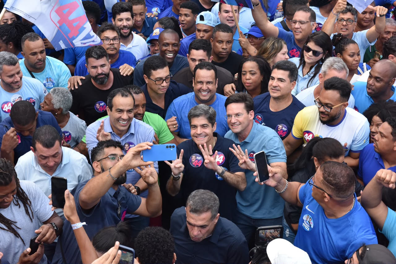 ACM Neto reúne multidão em Salvador e faz primeiro arrastão de campanha com apoiadores