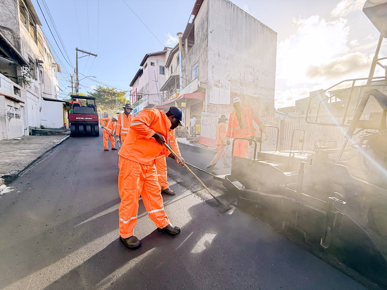 Rua de Itinga ganha novo asfalto em ação do Pavimenta Lauro