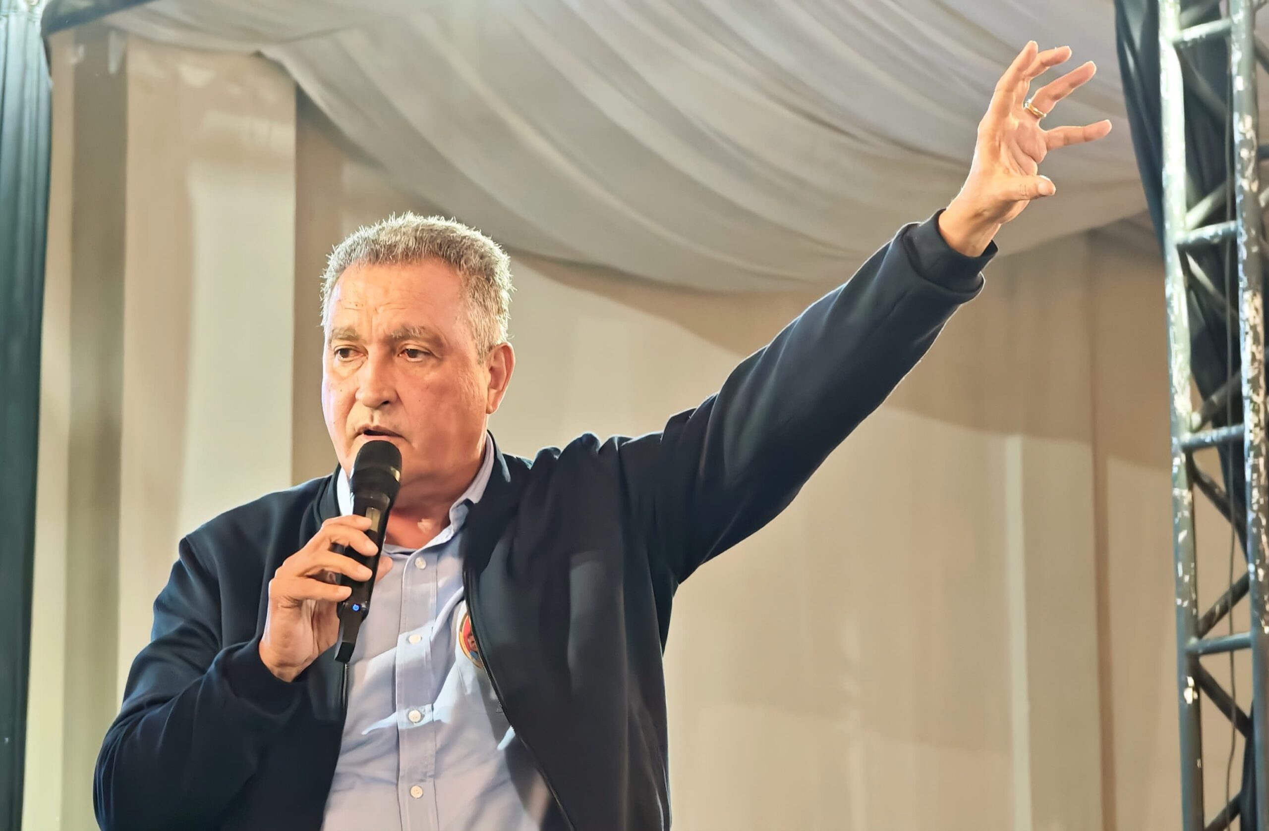 Rui Costa critica atuação da família Bolsonaro nos EUA e faz defesa da soberania do Brasil