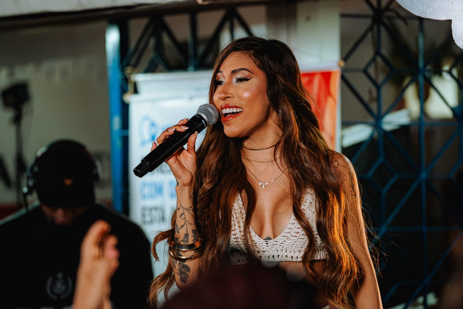 Simone Morena grava audiovisual em Salvador com repertório de clássicos do brega