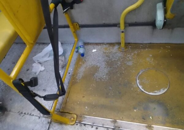 Três ônibus são alvo de vandalismo durante Ba-Vi em Salvador
