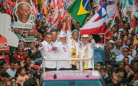Imagem do post “Nós estamos aqui por causa de vocês. Não virei político por causa de poder ou dinheiro”, crava Lula durante caminhada em Salvador
