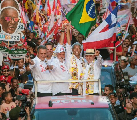 Imagem do post “Nós estamos aqui por causa de vocês. Não virei político por causa de poder ou dinheiro”, crava Lula durante caminhada em Salvador