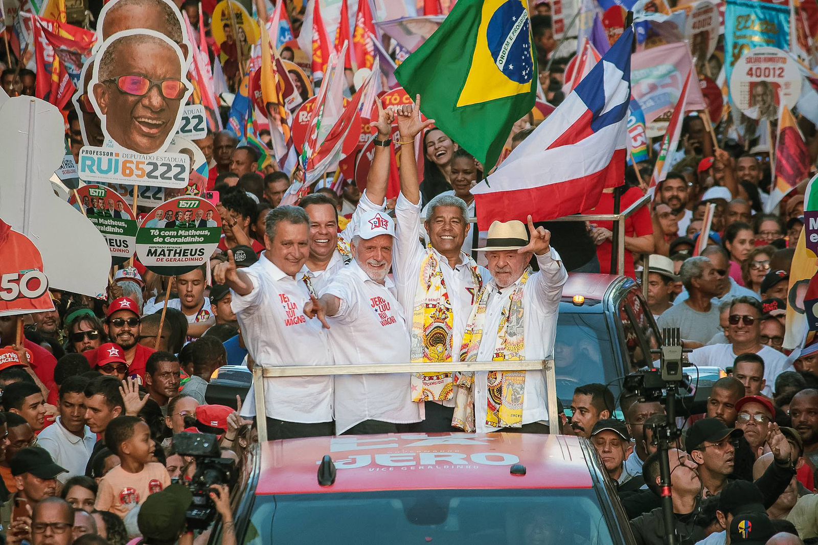 “Nós estamos aqui por causa de vocês. Não virei político por causa de poder ou dinheiro”, crava Lula durante caminhada em Salvador